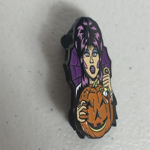 Elvira Pin Mistress Of The Dark - Picture 2 of 7